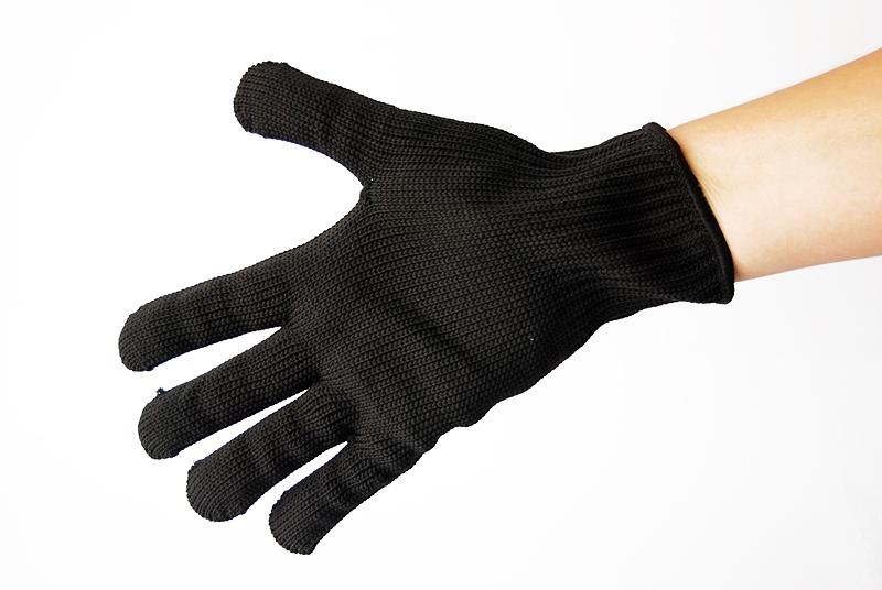 Gloves made of metal threads
