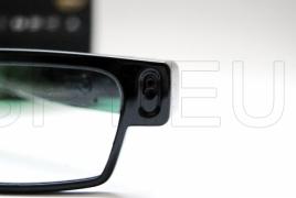 HD-caméra dans des lunettes blanches